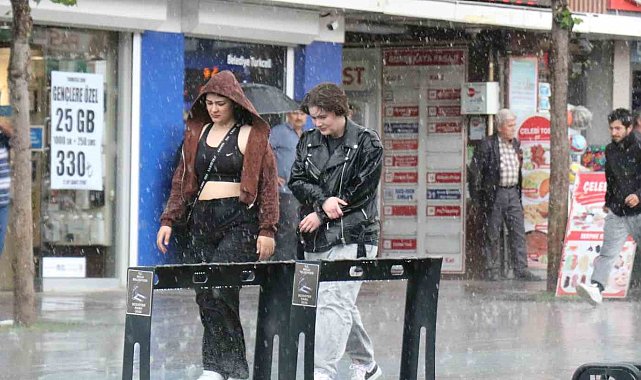Bolu'da aniden bastıran sağanağa vatandaşlar hazırlıksız yakalandı