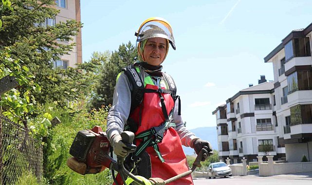 Bolu'nun sokaklarında anne eli: Ekmeğini şehrin sokaklarını temizleyerek kazanıyor