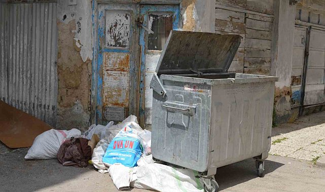 Boş çöp konteyner yerine yanına bırakılan atıklar