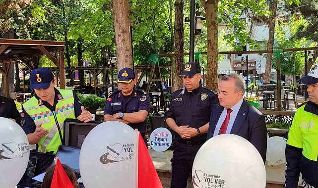 Bozüyük'te emniyet kemerinin önemi simülasyon aracıyla anlatıldı