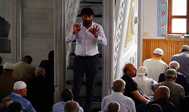 Bu camide işitme engelli bireylere cuma hutbesi işaret diliyle anlatılıyor