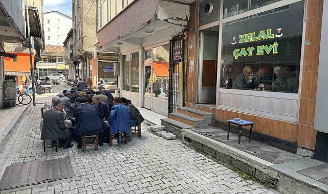 Bu kahvehanede 7'den 70'e herkes satranç oynuyor