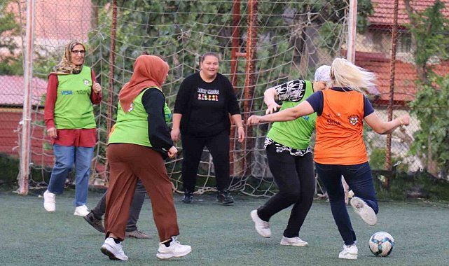 Bu kez anneler sahada kızları kenardaydı