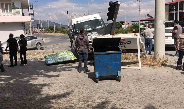Buharkent'te minibüs durağa daldı