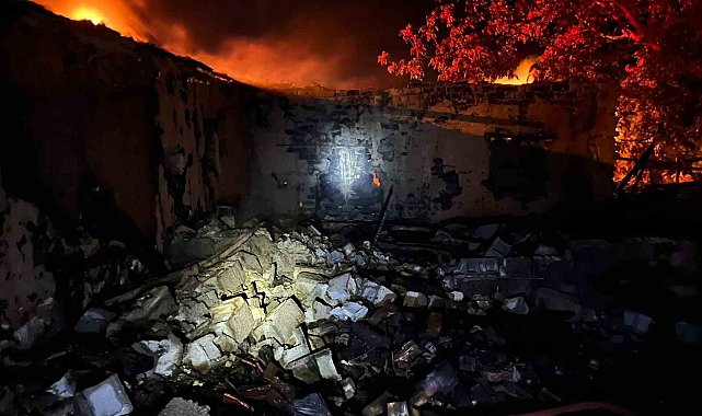 Burdur'da çıkan yangında ev, samanlık ve ahır kullanılamaz hale geldi