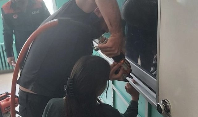 Burdur'da eli akıllı tahtaya sıkışan öğrenci AFAD ekiplerince kurtarıldı