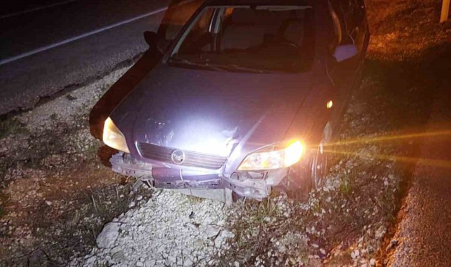 Burdur'da kontrolden çıkan otomobil refüje düştü: 2 yaralı