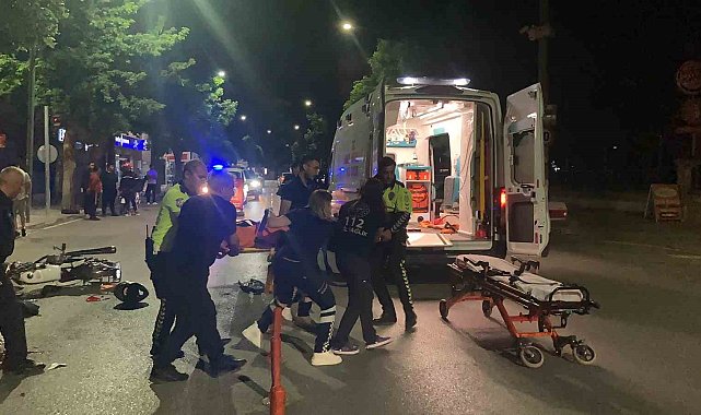 Burdur'da park halindeki otomobile çarpan motosikletli genç ağır yaralandı