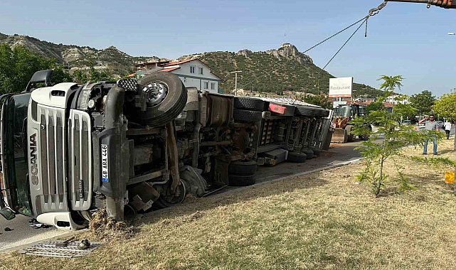 Burdur'da tomruk yüklü kamyon devrildi, yol trafiğe kapandı