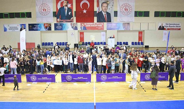 Burhaniye'de 'Geleneksel Çocuk Oyunları' ödül töreni yapıldı