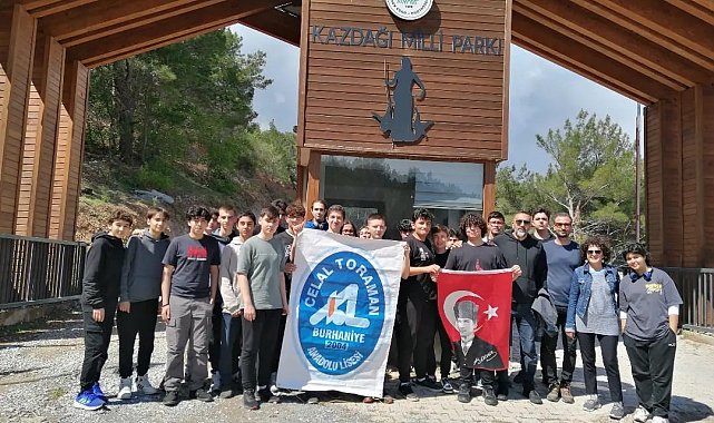 Burhaniye'de liseli gençler Kazdağlarının endemik bitkilerini inceledi