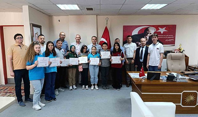Bursluluk sınavında Türkiye birincisi olan öğrenciler ödüllendirildi