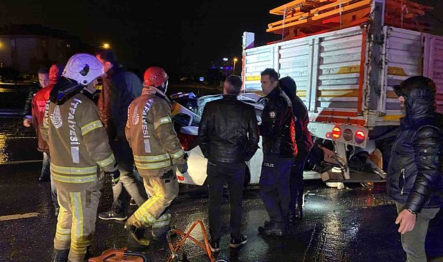 Büyükçekmece'de kontrolden çıkan araç tırın altına girdi: 1 ölü, 2 yaralı