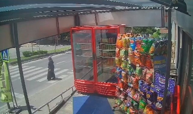 Büyükçekmece'de yaya geçidinde kadına motosiklet çarptı, metrelerce öteye savurdu