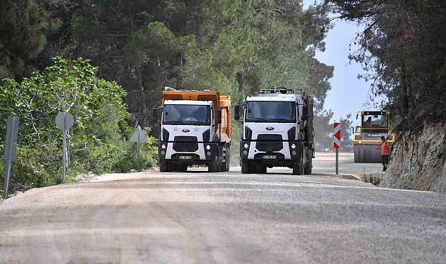 Büyükşehir Belediyesi, kırsalda asfalt sezonuna Erdemli'den başladı