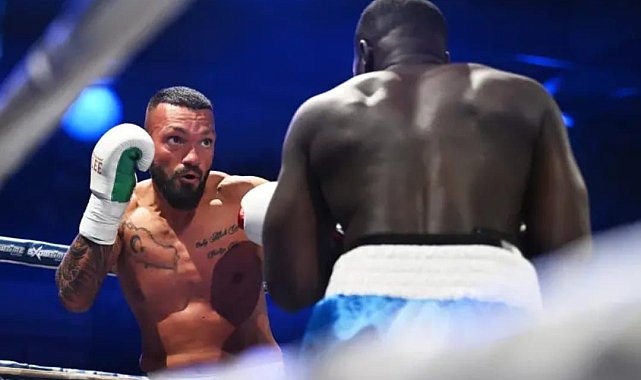 Buyurman'ın desteklediği boksör rakibini nakavt etti