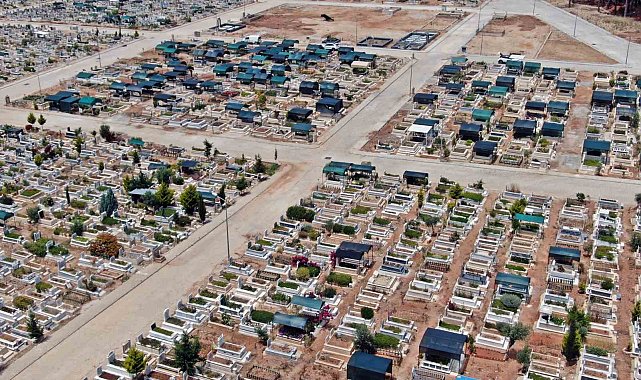 Çadır kente dönen mezarlık, tentelerden temizleniyor