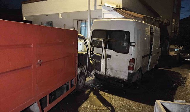 Çaldıkları kamyonetle park halindeki minibüse çarptılar