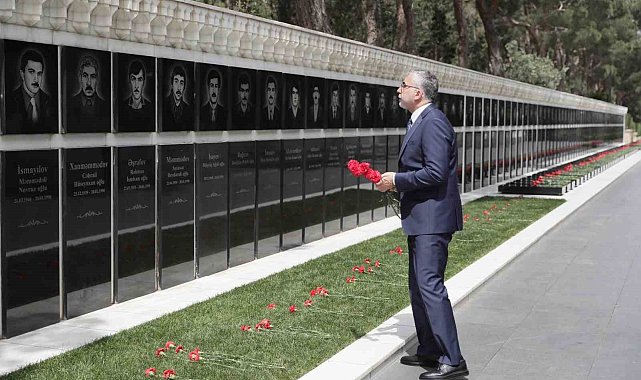 Çalışma ve Sosyal Güvenlik Bakanı Işıkhan, Bakü'de şehitlikleri ziyaret etti