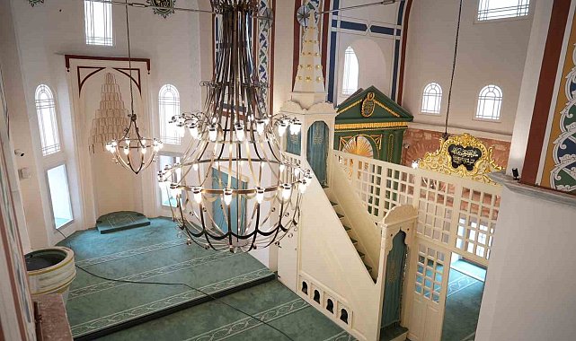 Cam döşemesinin altında sergilenen eserlerle adeta müze olan Atik Mustafa Paşa Camii ibadete açılıyor