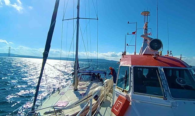 Çanakkale Boğazı'nda içinde 2 kişinin bulunduğu tekne kurtarıldı