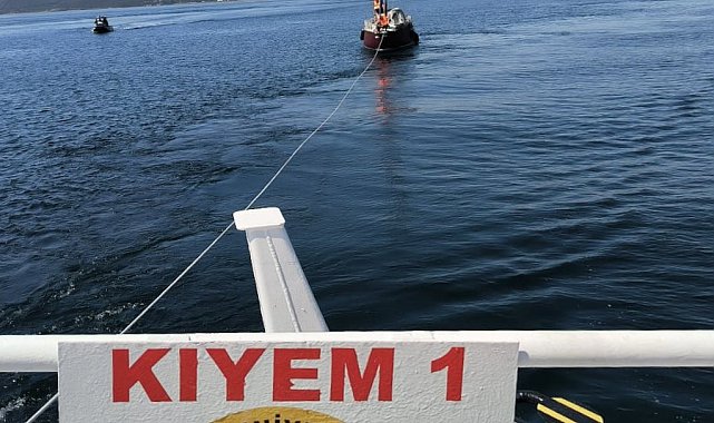 Çanakkale Boğazı'nda sürüklenen içinde 2 kişinin bulunduğu tekne kurtarıldı