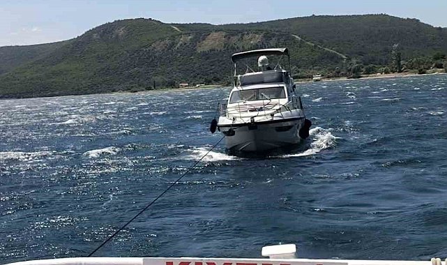 Çanakkale Boğazı'nda sürüklenen içinde 4 kişinin bulunduğu tekne kurtarıldı