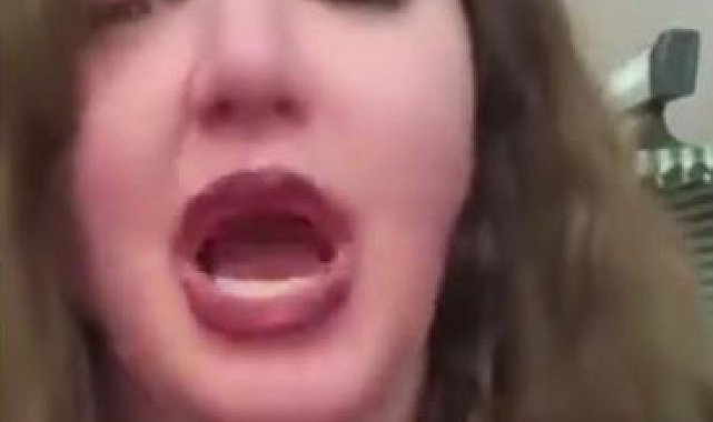 Canlı yayında 8 yaşındaki kızına müstehcen kelimeler kullanan kadın serbest bırakıldı