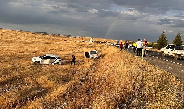 Çarpışan 2 araç şarampole devrildi: 3 yaralı