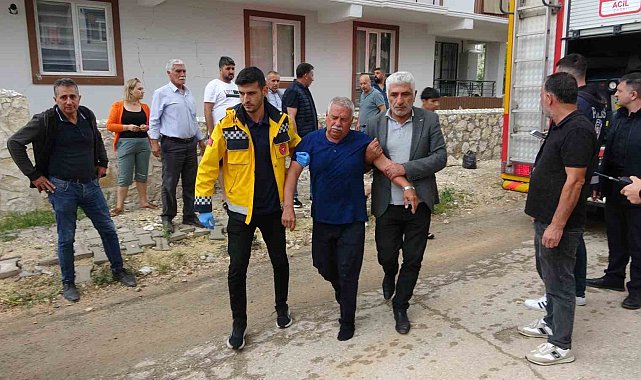 Çatıda çıkan yangında 2 kişi dumandan etkilendi