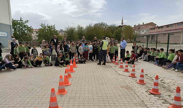 Çavdarhisar'da jandarmadan öğrencilere trafik eğitimi
