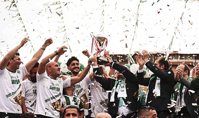 Çayelispor 3. Lig kupasını kaldırdı