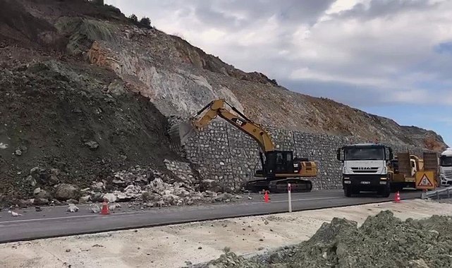 Çekerek'te karayolu kenarındaki istinat duvar çöktü