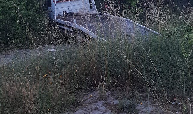 Çekici yoldan çıkarak şarampole indi: 2 yaralı