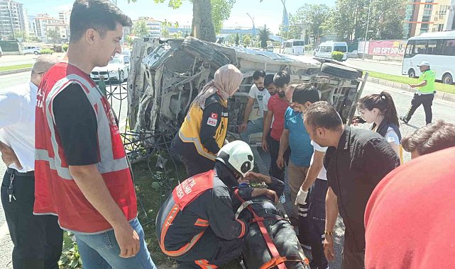 Çevreyolunda 3 aracın karıştığı kazada 2 kişi yaralandı