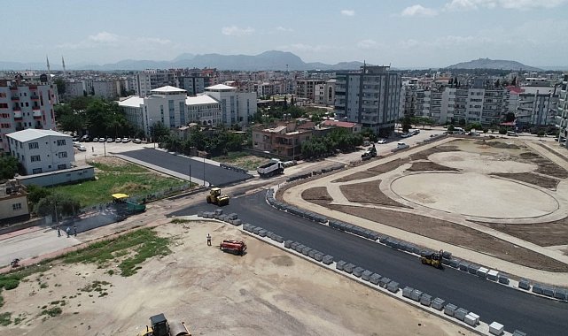 Ceyhan'da yeni açılan cadde asfaltlandı
