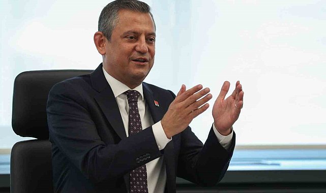 CHP lideri Özel: "Siyasetçilerin el sıkışmadığı dönemlerin sonu demokrasi için felaket olmuştur"