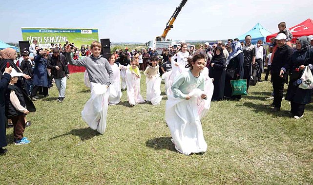 Çiftçiler ve aileleri kıyasıya yarıştı