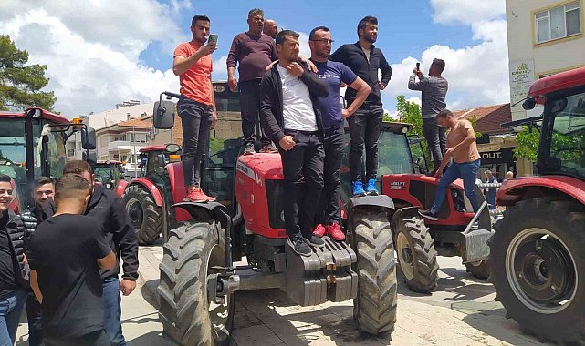 Çivril'de su fiyatlarında indirim talep eden çiftçi, ilçe meydanında kontak kapattı