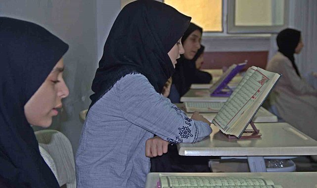Cizre'de 6. sınıf öğrencileri 8 ayda hafız oldu