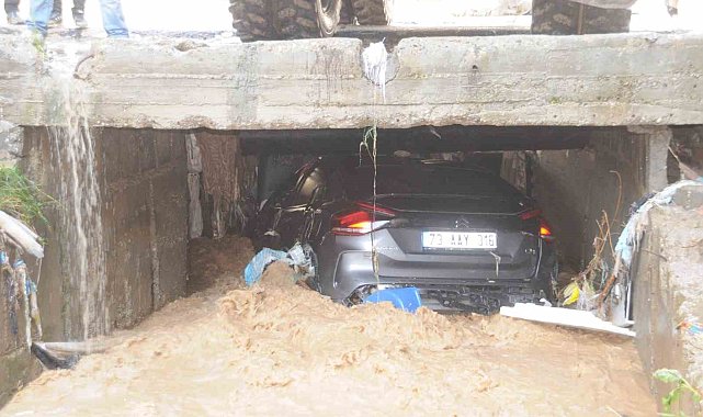 Cizre&#039;de aniden bastıran sağanak ve dolu yağışı hayatı felç etti
