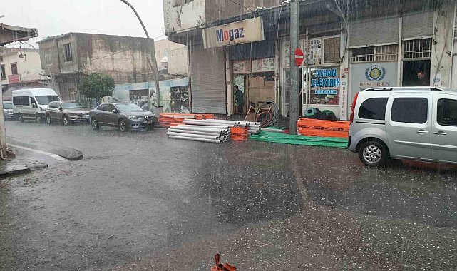 Cizre'de dolu ve sağanak yağış sokakları göle çevirdi