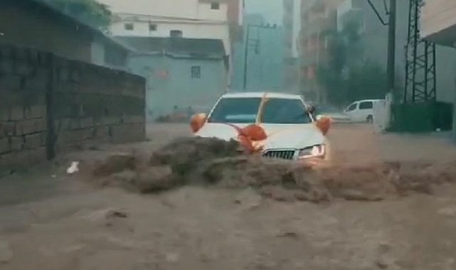 Cizre'de gelin arabası sel sularının ortasında kaldı