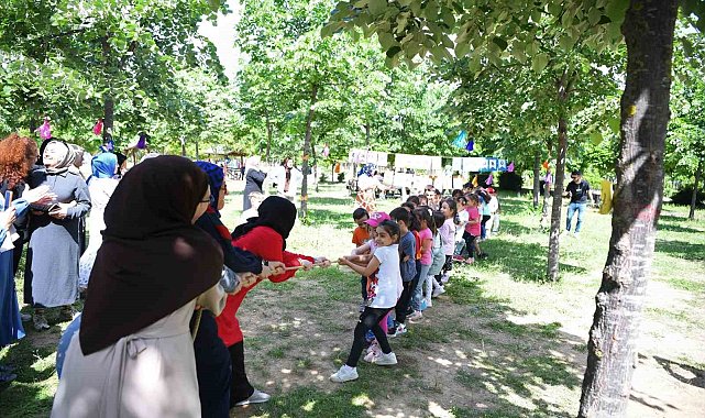 Çocuk kulübü öğrencileri ve velileri piknikte eğleniyor