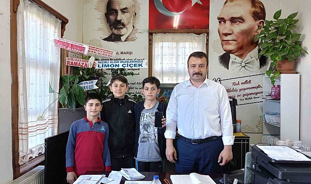 Çocuklardan örnek davranış: Buldukları telefonu muhtara teslim ettiler