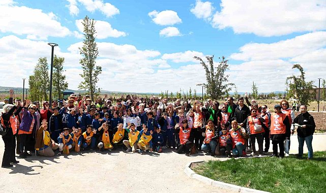 Çocukların yetiştirdiği meşe fideleri doğayla buluştu