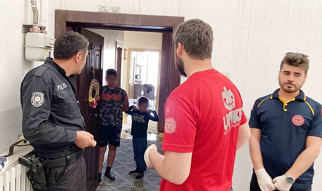 Çocuklarını eve kilitleyip işe giden anne ekipleri alarma geçirdi