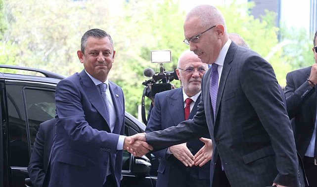 Cumhuriyet Halk Partisi Genel Başkanı Özgür Özel, Cumhurbaşkanı Recep Tayyip Erdoğan ile görüşmek üzere AK Parti Genel Merkezine geldi.