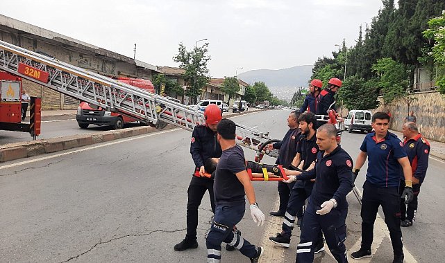 Damdan dama düşen çocuğu itfaiye kurtardı