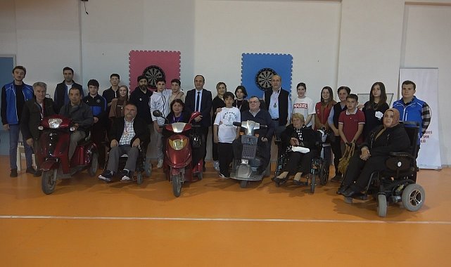 Dart yarışmasında engelli vatandaşlar hünerlerini sergiledi
